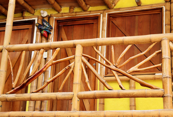 Ecologia Casa in bambù, canna e legno, sulle montagne della Colombia
. - Foto, immagini