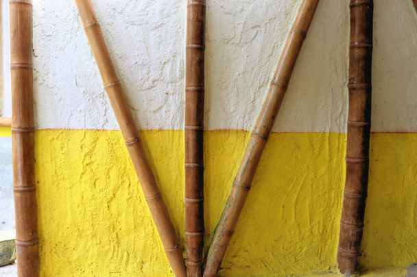 Ecologia Casa hecha de bambú, caña y madera, en las montañas de Colombia
. - Foto, Imagen