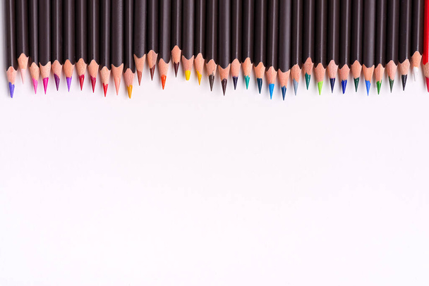 Живопис різнокольоровий бордюр з барвистих олівців для творчості мистецтва на білому тлі. Плоский прошарок
 - Фото, зображення