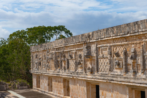 Fragment of the Governor's Palace (Nunnery Quadrangle). Uxmal an ancient Maya city of the classical period. Travel photo. Yucatan. Mexico. - Foto, afbeelding