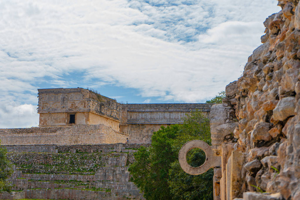 Fragmento del Palacio del Gobernador (Cuadrángulo del convento). Uxmal una antigua ciudad maya del período clásico. Foto de viaje. Yucatán. México.
. - Foto, Imagen