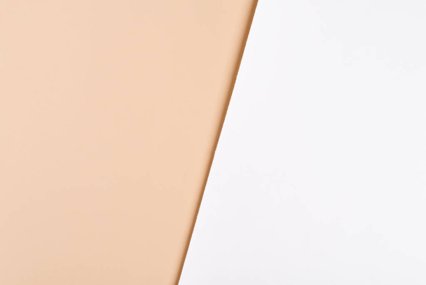 Trendy duotone bianco sfondo di carta beige. Mockup dei segnaposto per annunci di prodotti. Stile minimalista
 - Foto, immagini