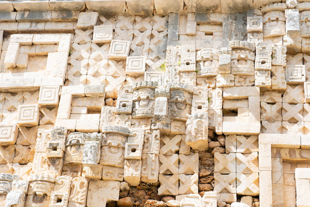 知事宮殿（Nunery Quadrangle）の断片。古典期の古代マヤの都市に匹敵します。旅行写真。ユカタン。メキシコ. - 写真・画像
