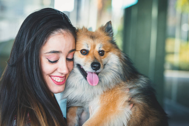 ευτυχισμένη γυναίκα κρατώντας αξιολάτρευτο σκυλί με χώρο αντίγραφο για κείμενο - Φωτογραφία, εικόνα