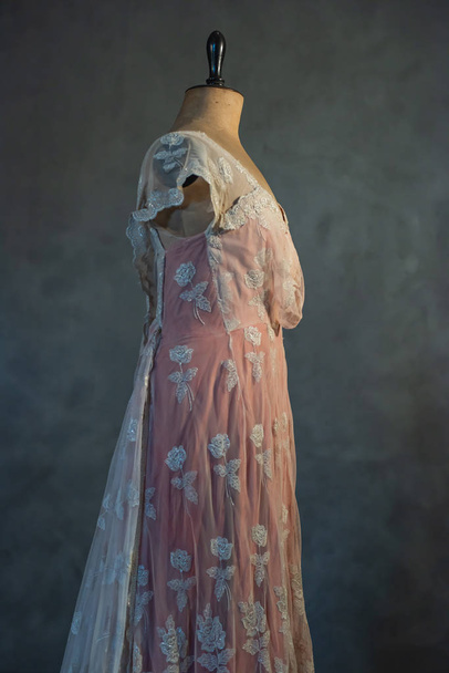 Vintage Schaufensterpuppe Büste mit rosa viktorianischem Kleid. Seitenansicht. - Foto, Bild