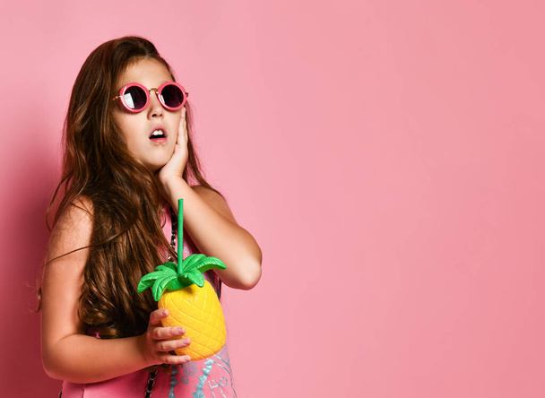 Mladý plus velikost dívka v jasném létě ležérní oblečení a sluneční brýle drží zdravé dietní koktejl v ruce a pocit překvapení - Fotografie, Obrázek