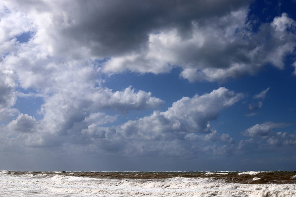 chmury deszczu unoszące się nad Morzem Śródziemnym w północnym Izraelu  - Zdjęcie, obraz