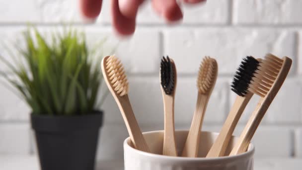 A male hand takes a bamboo toothbrush. - Filmmaterial, Video