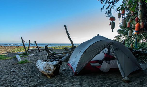 Camping at a beach of the Pacific-Rim-Nationalpark, Vancouver Island, North-America, Canada, British Colombia, srpen 2015 - Fotografie, Obrázek