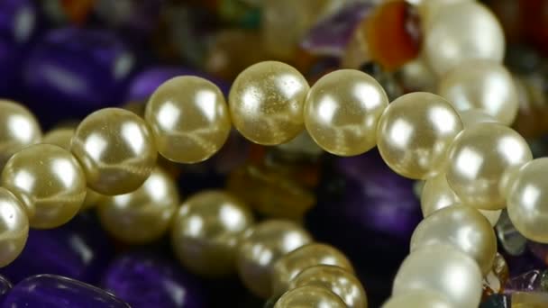 Perlenkette, wunderschöner Schmuck aus Edelsteinen. - Filmmaterial, Video