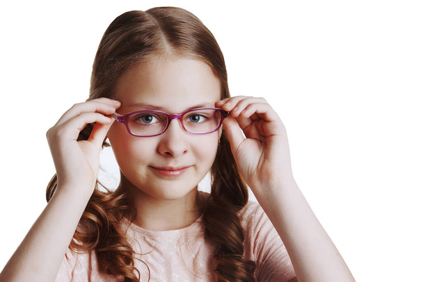 Portré érzelmi tinédzser lány hosszú haj visel szemüveg fehér elszigetelt háttér. - Fotó, kép