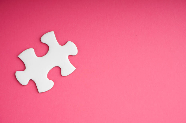 Weiße Puzzleteile auf rosa Hintergrund. Kopierraum  - Foto, Bild