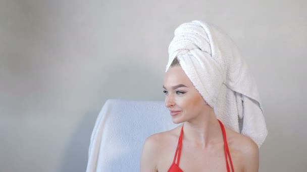Elegante ritratto di gioiosa attraente giovane donna mezza nuda con asciugamano avvolto intorno alla testa guardando la fotocamera e sorridendo. Ricevuto. 4K filmati
 - Filmati, video