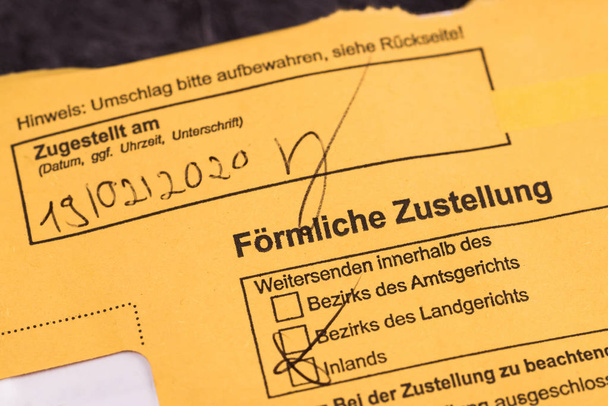 Żółta koperta z napisem "Zgłoszenie formalne" w języku niemieckim, Niemcy - Zdjęcie, obraz
