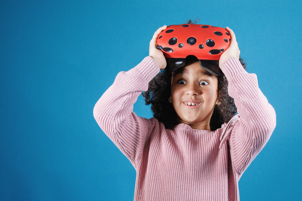 Ragazza afroamericana gioca con occhiali di realtà virtuale. Giochi per computer, sfondo blu, emozioni. - Foto, immagini
