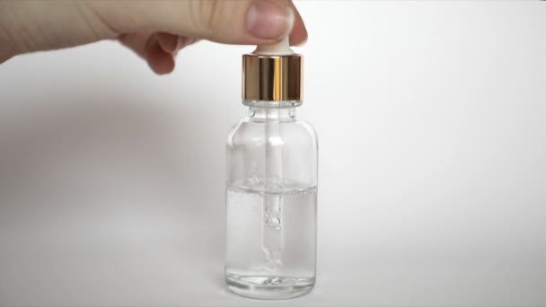 Капельница бутылка макет-ап с гиалуроновой кислотой на белом фоне, сыворотка красоты
 - Кадры, видео