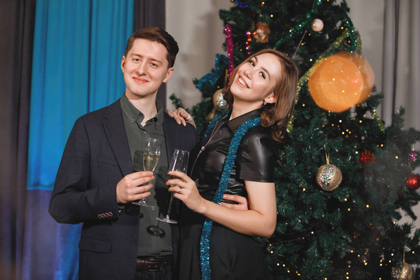 Dva milenci muž a žena gratulují jeden druhému u vánočního stromečku. - Fotografie, Obrázek