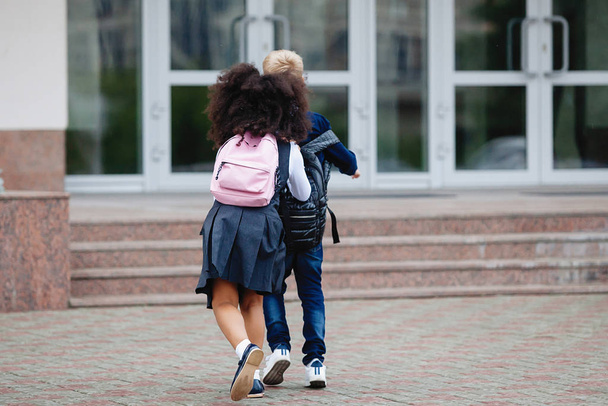 A hátizsákos gyerekek iskolába járnak.. - Fotó, kép