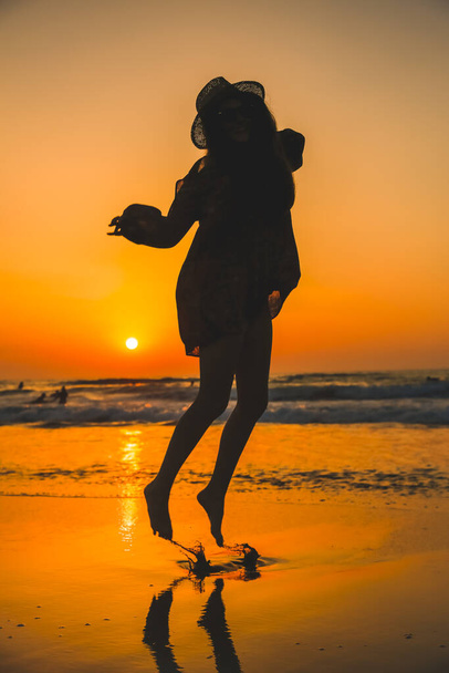mode portret van aantrekkelijke jonge vrouw op het strand, zonsondergang uitzicht - Foto, afbeelding