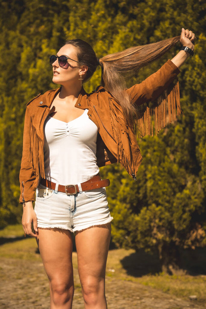 outdoor portrait of attractive young woman  - Foto, Bild