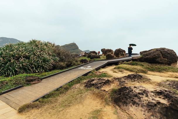 Дерев'яна стежка на ландшафті Єлью-Геопарк, плащ на північному узбережжі Тайваню. Море руйнує краєвид стільників і грибних порід.. - Фото, зображення