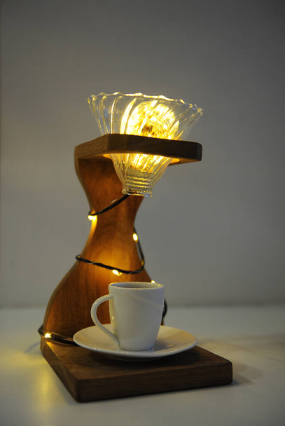 Творче мистецтво лампи ручної роботи з крапельної підставки для кави, v60 крапельниці та світла. Чашка чорної кави в нижній дошці. Концепція кави третьої хвилі
 - Фото, зображення
