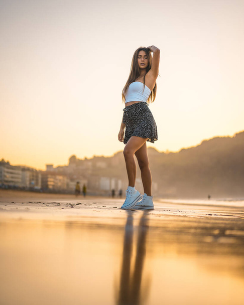 fashion portrait of attractive young woman at beach of Zarautz - Foto, afbeelding