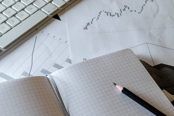 Adatelemzési háttér. Grafikonok grafikonok az asztalon az irodában. A pénzügyi dokumentumok elemzése és felülvizsgálata. - Fotó, kép