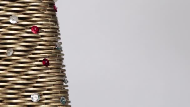 Κοντινό πλάνο του χριστουγεννιάτικου δέντρου από χρυσά νομίσματα - Πλάνα, βίντεο