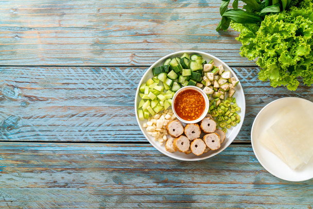 Vietnamese pork  meatball with vegetables wraps (Nam-Neaung or Nham Due) - vietnamese traditional food culture - Foto, afbeelding