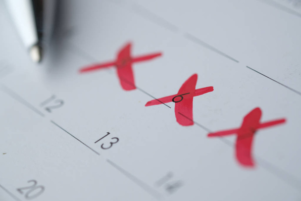 Концепция крайнего срока с красной меткой в календарную дату  - Фото, изображение