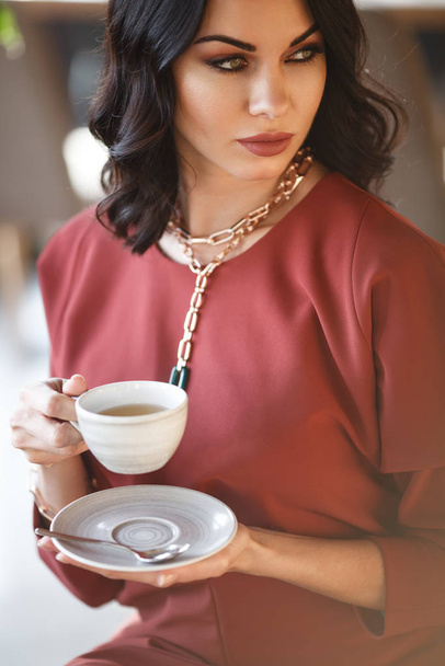 Joven dama de negocios con accesorios de lujo en la cafetería
 - Foto, Imagen