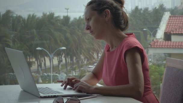 Nő Freelancer Laptop használata az élelmiszerbíróságon - Felvétel, videó