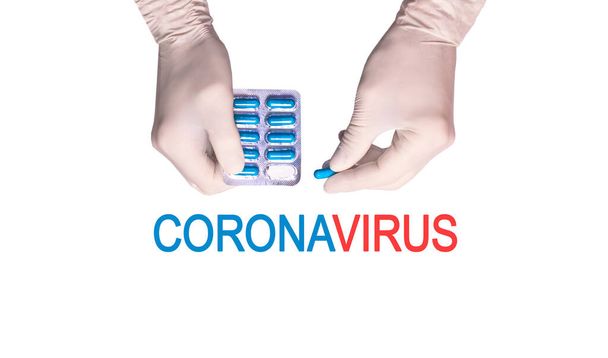 コロナウイルスCOVID-2019医師手ゴム手袋白い背景に青い錠剤のプレートを保持隔離されました。概念流行性呼吸器症候群肺炎2019-nCV - 写真・画像