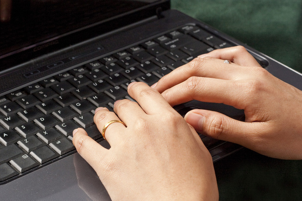 Жіночі пальці друкують на чорному ноутбуці
 - Фото, зображення
