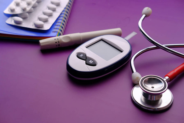  blood sugar measurement for diabetes, pills and stethoscope  - Φωτογραφία, εικόνα