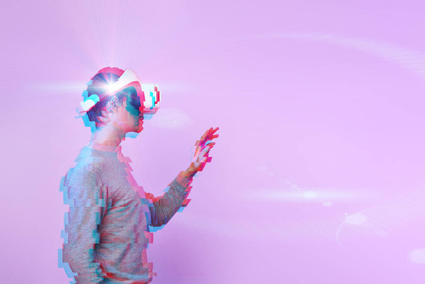 L'uomo sta usando le cuffie della realtà virtuale. Immagine con effetto glitch. - Foto, immagini