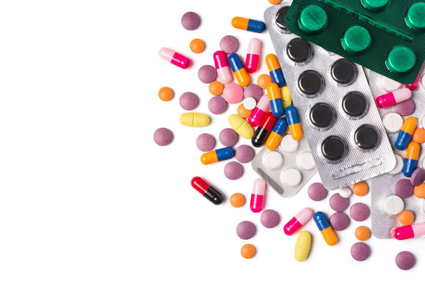 Medicamento multicolore come antibiotici, farmaci, antidolorifici e vitamine isolate su sfondo bianco
 - Foto, immagini