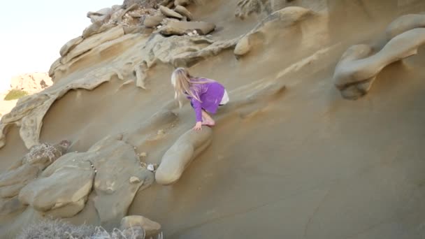 Het meisje wist een gladde zandsteen te beklimmen.. - Video