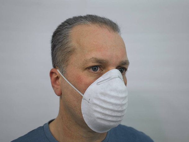 Il volto di un uomo che indossa una maschera respiratoria
 - Foto, immagini