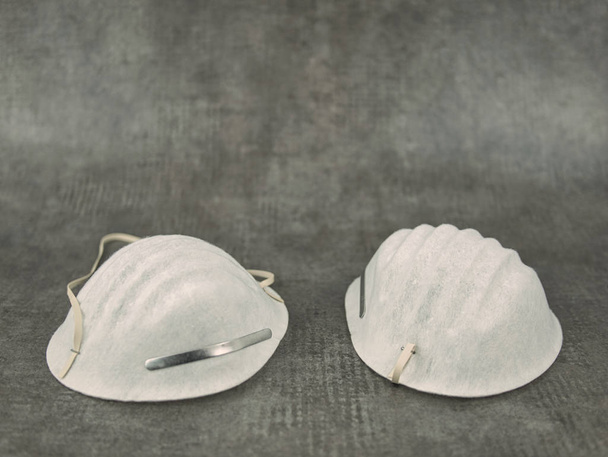 Дві дихальні маски з металевою затискачкою для ніг та еластичними смугами
 - Фото, зображення