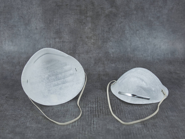 Две маски для лица с металлическими висками для носа и резинки
 - Фото, изображение