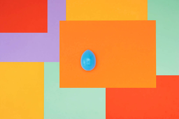 Яркий фон с несимметричным геометрическим узором в модных цветах с композицией пасхальных яиц. Концепция фона, праздник, Пасха, детское творчество
 - Фото, изображение