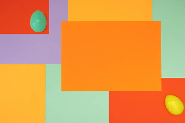 イースターエッグの組成で流行の色で非対称の幾何学模様を持つ明るい背景。コンセプト背景、休日、イースター、子供の創造性 - 写真・画像