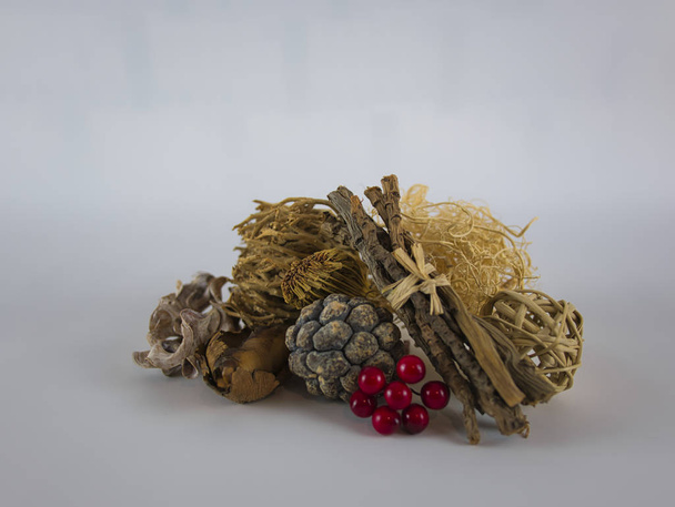 Une décoration parfumée en pot-pourri avec différents arômes et baies rouges
 - Photo, image