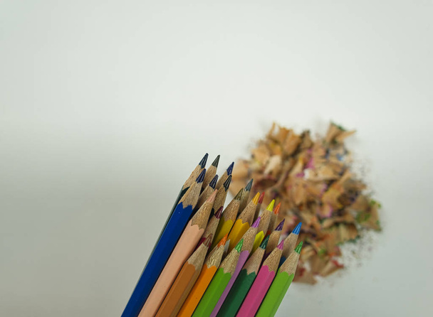 Пачка свежезаточенных карандашей нескольких цветов
 - Фото, изображение