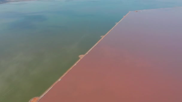 空中展望。トルレビエハのサリナスを飛び回る-すべてのヨーロッパのための塩抽出物である塩湖. - 映像、動画