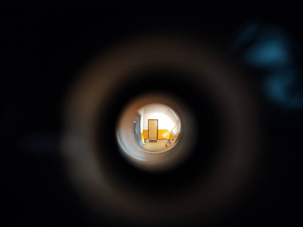 Uitzicht op de hal door kijkgaatje oogje in de deur. Slowakije - Foto, afbeelding