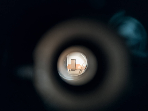 Uitzicht op de hal door kijkgaatje oogje in de deur. Slowakije - Foto, afbeelding