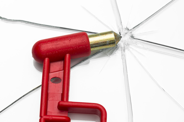nood hamer rood redding schijf hamer gebroken glas splinter gevaar notfal bus kloppend thorn venster - Foto, afbeelding